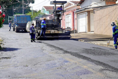 Rua Leontina Batista Bueno Lanzi, no Jardim Bandeirantes, recebe novo asfalto