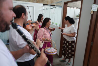 Prefeitura de Amparo homenageia servidoras com música e flores no Dia Internacional da Mulher