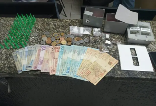 PM PRENDE HOMEM COM DROGA ESCONDIDA EM TOMADA ELÉTRICA FALSA DENTRO DE UM BAR EM JAGUARIÚNA 