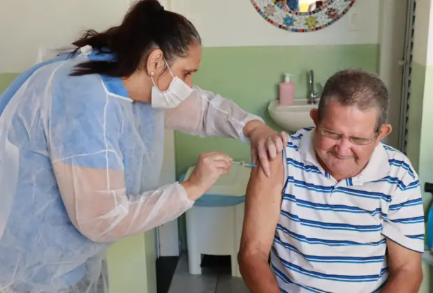 Vacina bivalente é aplicada em residentes e profissionais do Lar dos Idosos