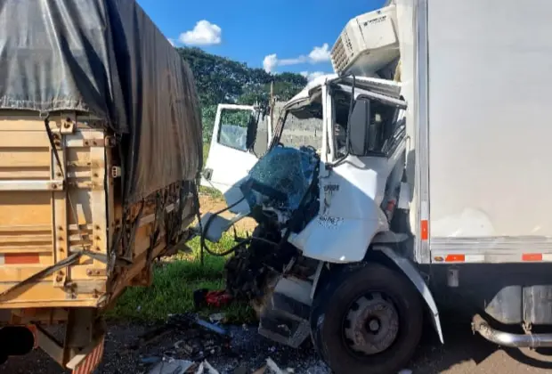 MOTORISTA FICA PRESO NAS FERRAGENS APÓS COLISÃO ENTRE CAMINHÕES NA ESTRADA DUAS MARIAS EM JAGUARIÚNA