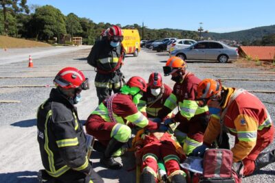 Profissionais da equipe de resgate da Renovias participam de treinamento sobre vítimas politraumatizadas