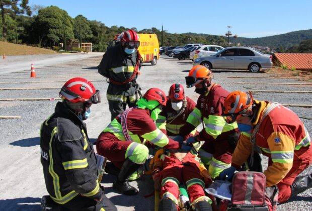 Profissionais da equipe de resgate da Renovias participam de treinamento sobre vítimas politraumatizadas