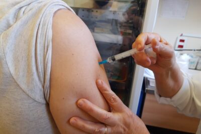 Holambra inicia vacinação de moradores a partir de 60 anos com reforço bivalente contra a Covid-19
