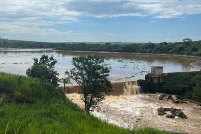 Barragem de represa se rompe em Cosmópolis e nível baixa 2 metros em poucas horas