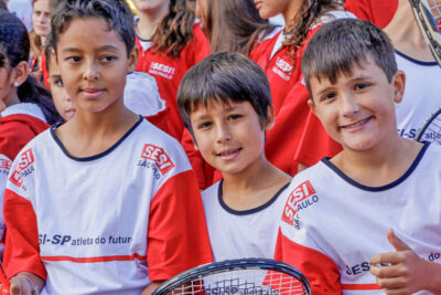 Sesi abre inscrições para aulas gratuitas de tênis de quadra para crianças e adolescentes entre 7 e 15 anos