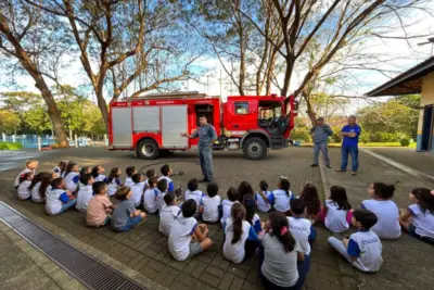 ESCOLA IRINEU ESPEDITO FERRARI RECEBE PROGRAMA BOMBEIRO NA ESCOLA