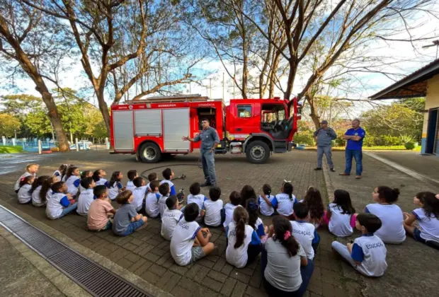 ESCOLA IRINEU ESPEDITO FERRARI RECEBE PROGRAMA BOMBEIRO NA ESCOLA