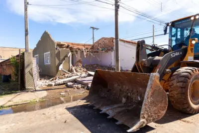 Prefeitura inicia demolição de casas desapropriadas no São Vicente