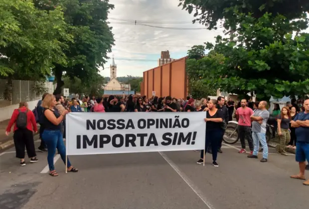 SERVIDORES DE JAGUARIÚNA EM GREVE; ESCOLAS E CRECHES SEM AULAS