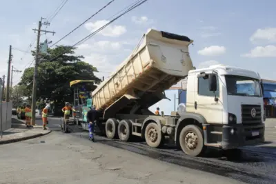 RECAPE NA RUA SOUZA: PREFEITURA APLICA MASSA ASFÁLTICA