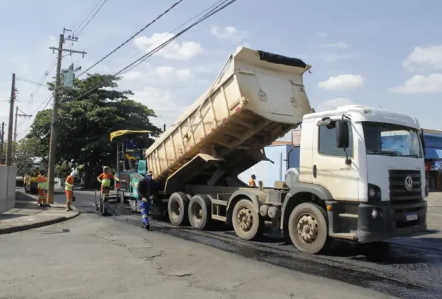 RECAPE NA RUA SOUZA: PREFEITURA APLICA MASSA ASFÁLTICA