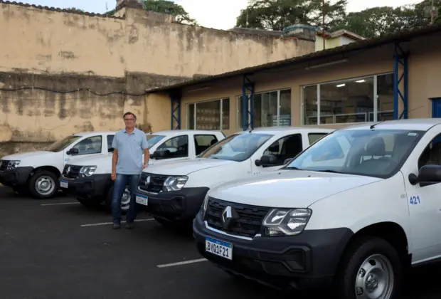 Prefeito entrega quatro novos veículos para secretarias
