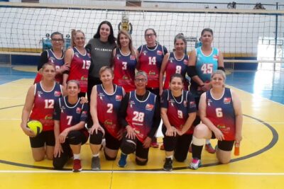 A equipe de voleibol adaptado da Secretaria de Esporte e Juventude da Estância de Amparo jogou na manhã de hoje, 26, pela Copa Jaguariúna, categoria 45+.