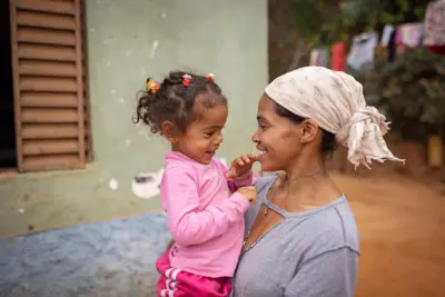 Momentos lúdicos entre mães e filhos geram impactos duradouros no desenvolvimento infantil