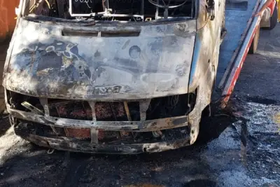 Polícia investiga van escolar incendiada em Pedreira