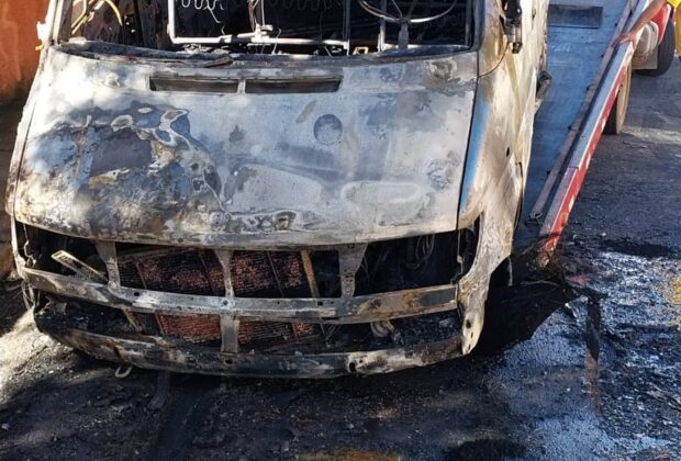 Polícia investiga van escolar incendiada em Pedreira