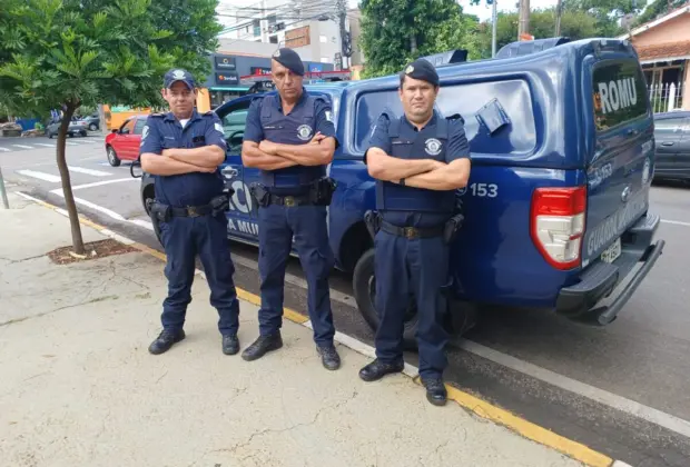 Homem com surto psicótico, armado com canivete, ameaça funcionários, alunos, pais e causa pânico em creche de Pedreira