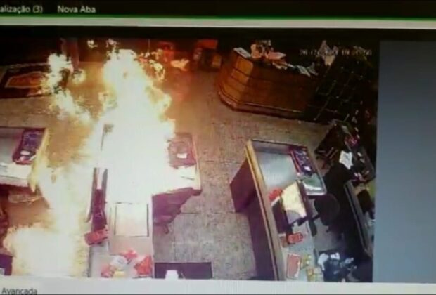 Vídeo mostra momento em que homem ateia fogo em supermercado de Santo Antônio de Possei