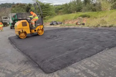 PREFEITURA DE JAGUARIÚNA REALIZA TAPA-BURACOS NA ESTRADA DO TANQUINHO E RUA JÚLIO FRANK