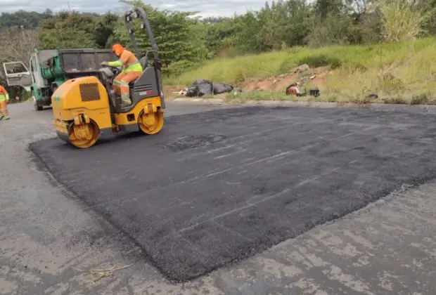 PREFEITURA DE JAGUARIÚNA REALIZA TAPA-BURACOS NA ESTRADA DO TANQUINHO E RUA JÚLIO FRANK