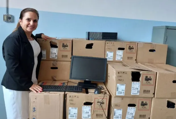 Secretaria de Educação recebe doação de computadores do Cristália