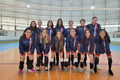 De acordo com a técnica Alessandra Oliveira, em um jogo em casa, as meninas não souberam administrar o placar e acabaram se perdendo no final dos sets, não conseguindo finalizar as jogadas e sendo superadas pelas adversárias.     A equipe de São João da Boa Vista levou a melhor por 3 sets a 0, com parciais de 25 a 22; 25 a 16 e 27 a 25. O próximo compromisso será no domingo, 21, às 9 horas, no Centro Esportivo do Trabalhador João Baptista de Campos Cintra, no Jardim Camandocaia, contra Jacutinga-MG.