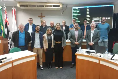 Vereadora Ana Paula Espina homenageia policiais militares e a estudante Vitória Brentegani durante sessão ordinária