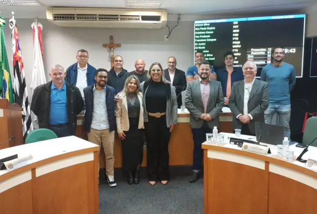 Vereadora Ana Paula Espina homenageia policiais militares e a estudante Vitória Brentegani durante sessão ordinária