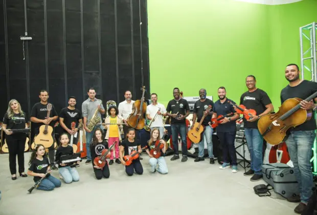 Prefeitura entrega 79 instrumentos para Divisão de Música