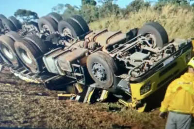 Motorista de caminhão carregado com carvão capota e morre em Jaguariúna