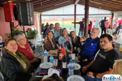 Rodeado de Amigos Peninha comemora seus 68 anos.