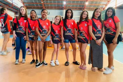 Atletas da base do voleibol nogueirense recebem novos uniformes