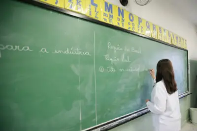 3,5 milhões de alunos da rede estadual de SP voltam às aulas nesta terça-feira (25)