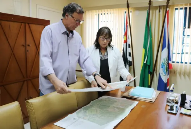 Prefeito recebe vereadora Beth Manoel e apresenta projeto de prolongamento de rua na Vila Izaura