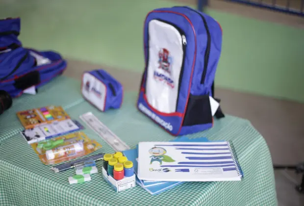 Pela 1ª vez na história de Amparo, alunos da rede municipal recebem kits escolares