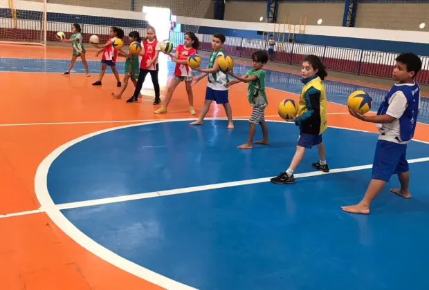 Aulas de voleibol gratuitas atraem crianças e adolescentes no Ginásio Coutinho