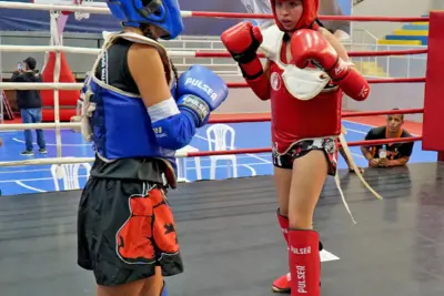 80 atletas participam do 1º Campeonato Guaçuano de Boxe e Muay Thai; evento arrecada 350 kg de alimentos