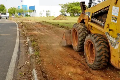 Limpeza de área é iniciada para a construção de calçada acessível no Jardim Suécia