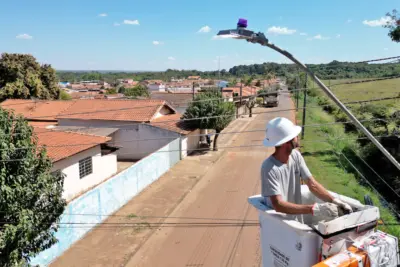 Distrito de Martinho Prado recebe serviço de troca de lâmpadas convencionais por luminárias em LED