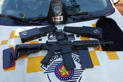 Polícia Rodoviária prende dois suspeitos de integrar quadrilha especializada em roubo de carga com fuzil falso após perseguição