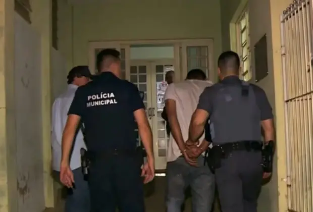 Forças Policiais prendem dois suspeitos na morte de mulher em Santo Antonio de Posse; terceiro homem está foragido