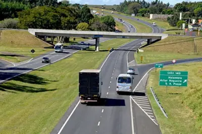 Eixos suspensos de caminhões carregados passam a ser cobrados nas rodovias da região de Campinas e Circuito das Águas