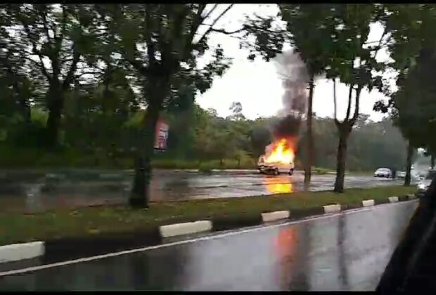 Carro pega fogo na Avenida Luciano Poltronieri em Jaguariúna