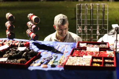 ‘Feira Artes e Artesanato’  promove um encontro de talentos e cultura local na ‘Praça da Paineira’