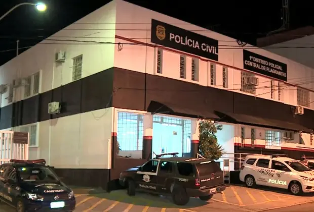 Dupla morre ao bater moto roubada em árvore enquanto fugia da polícia em Campinas