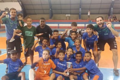 Equipe Sub-11 do Projeto Esporte é Saúde campeão da Copa Itapira de Futsal