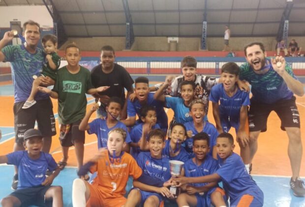 Equipe Sub-11 do Projeto Esporte é Saúde campeão da Copa Itapira de Futsal
