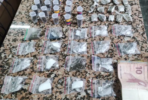 Operação Policial Desmantela Tráfico de Drogas em Itapira/SP – Dois Suspeitos Presos em Flagrante
