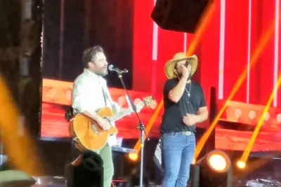 Fernando & Sorocaba levantam 40 mil pessoas sem banda no Jaguariúna Rodeo Festival